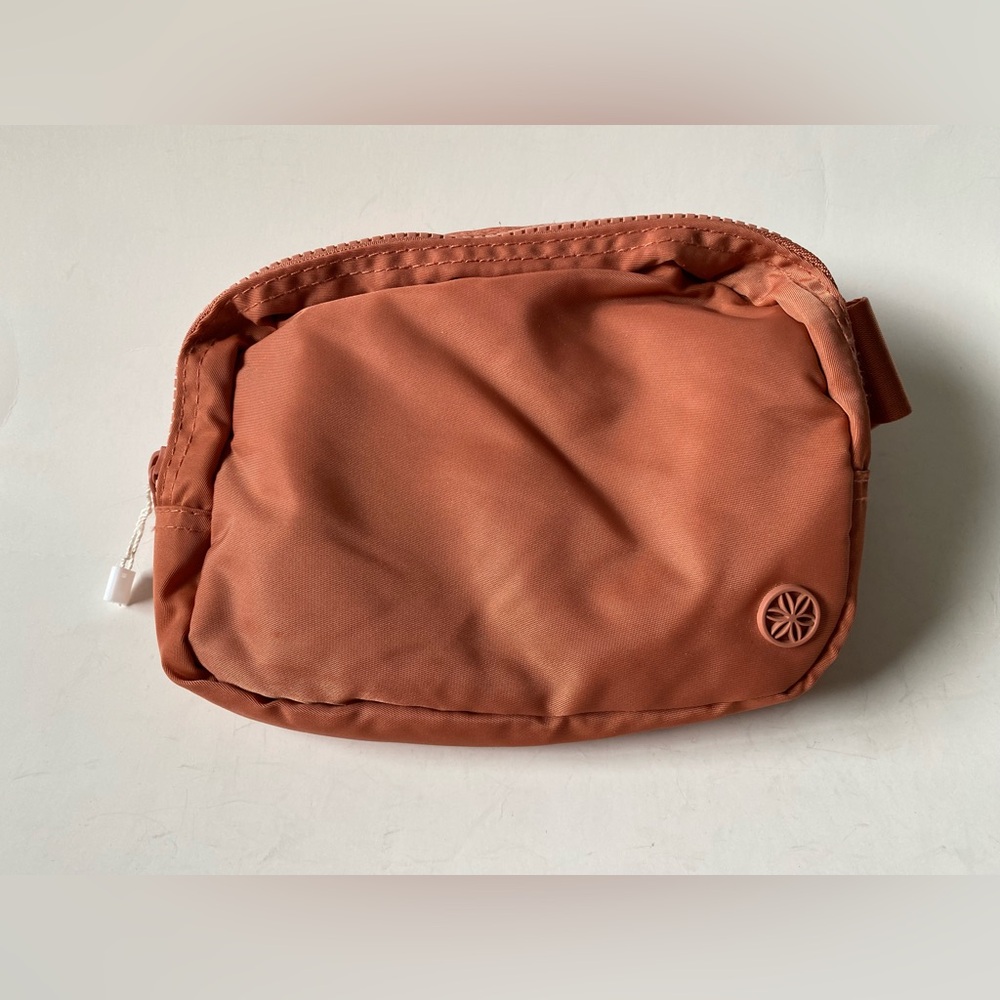 Gaiam Belt Bag Pouch Waist Zippered Adjustable Travel NWOT Nylon